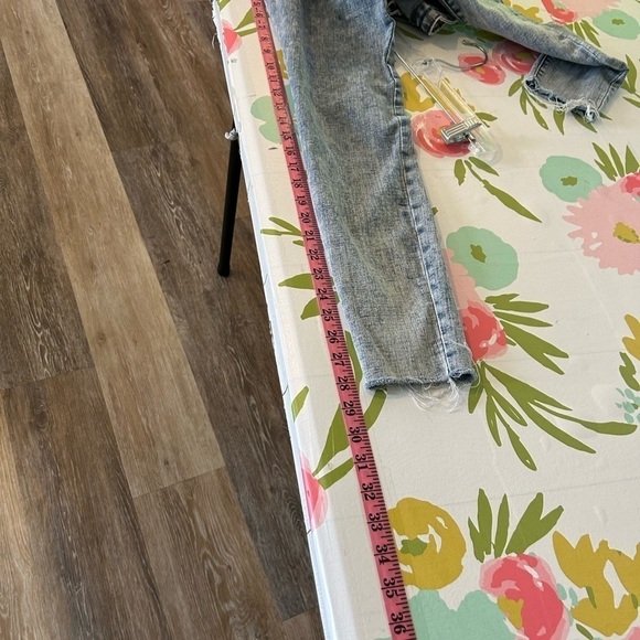 True Religion JENNIE MID RISE CURVY SKINNY
JEAN Raw Hem - Picture 8 of 9